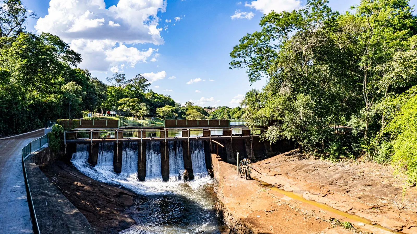Scenic aerial view of a weir surrounded by lush greenery in Londrina, Paraná, Brazil.